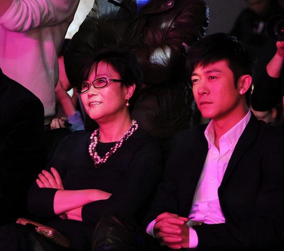 亲妈是制片人,干妈是导演,20年都捧不红他,却在娶妻改名后火了